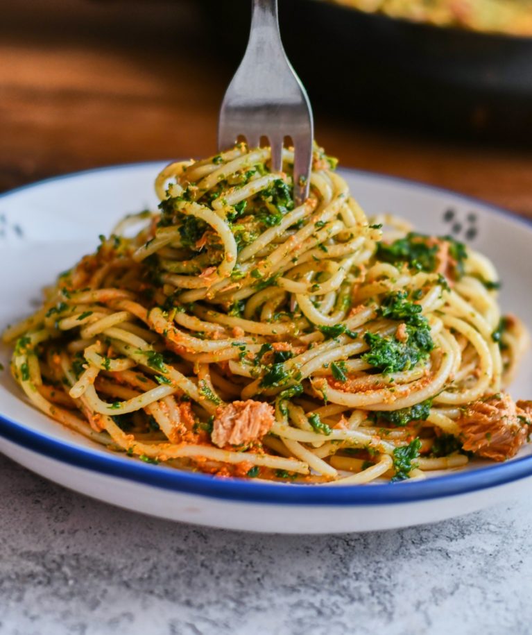 Tonhalas-spenótos spagetti vörös pesztóval