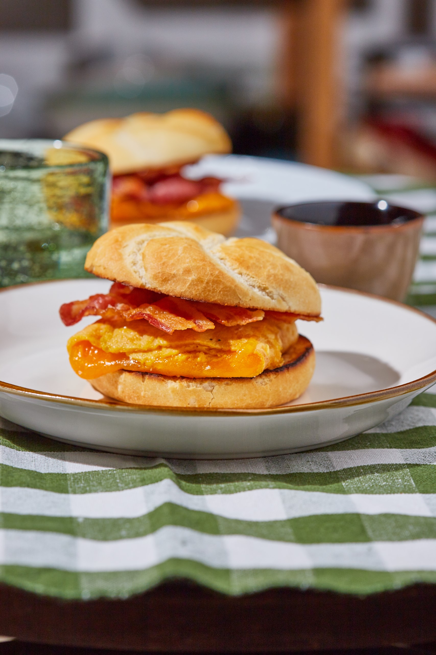 NY-style-bacon-egg-and-cheese-szendvics